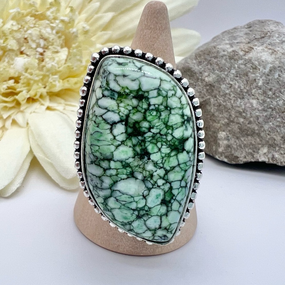 GREEN HOWLITE RING